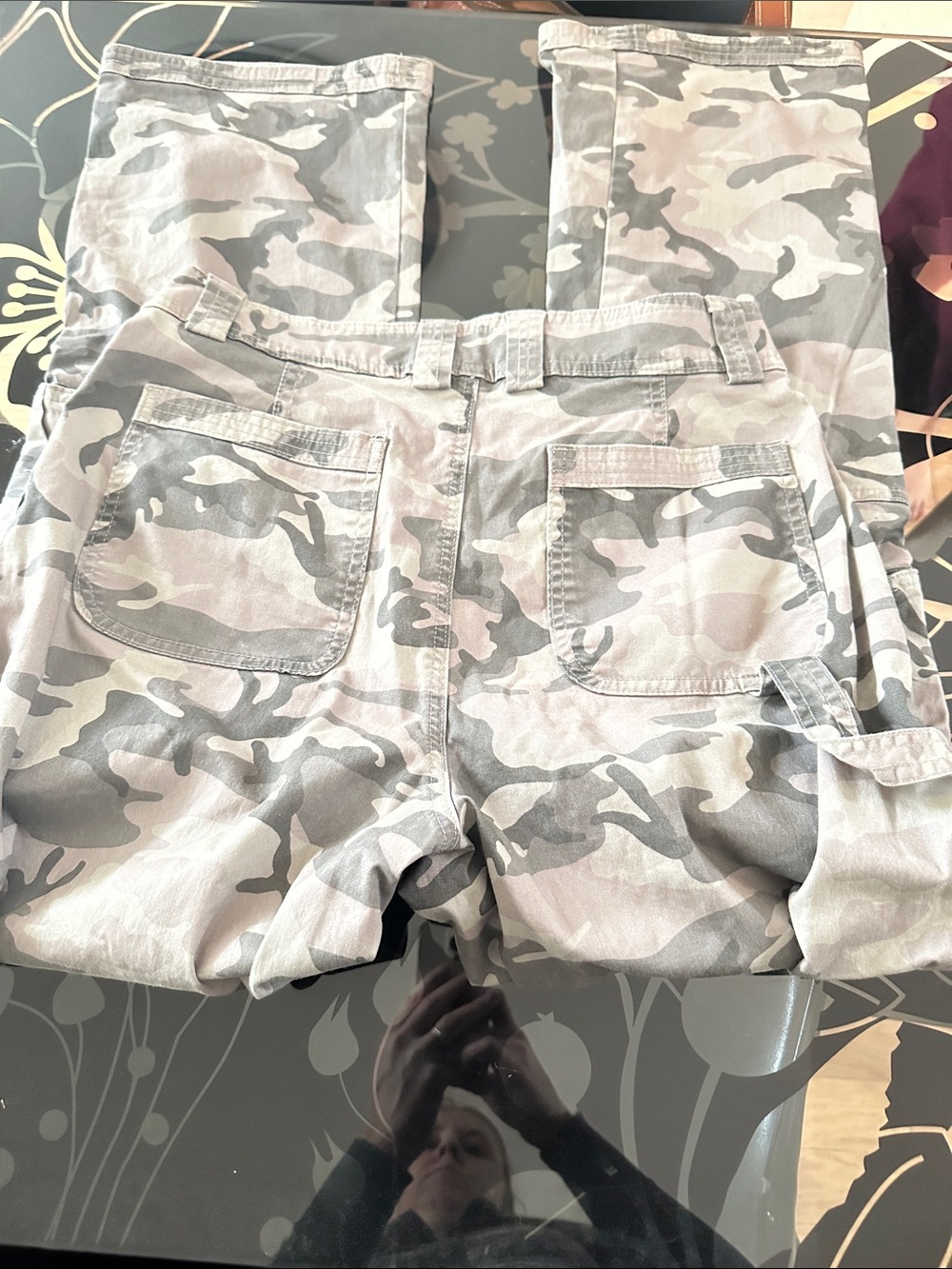 Woman’s size 8 Abercrombie Camo Cargo Pants - Picture 4 of 4